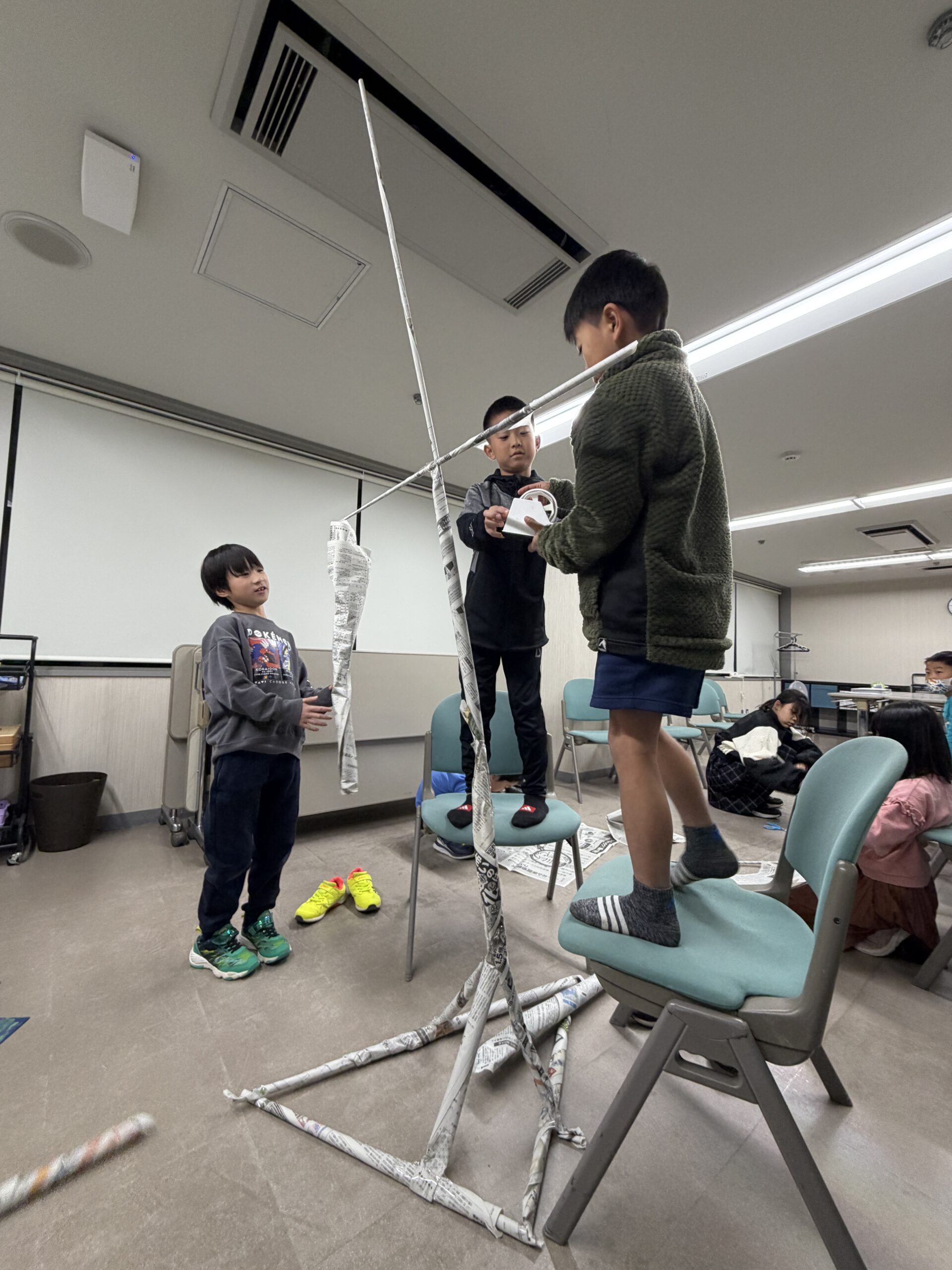 新聞紙 新聞紙タワー - 磐田市民間放課後児童クラブ（アフタースクール）SOBU